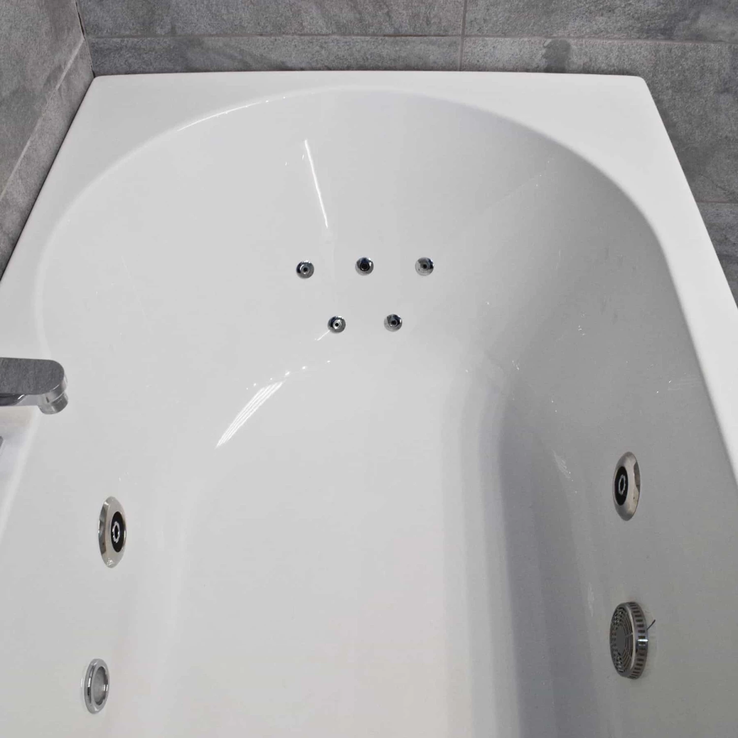 Luxury Corner Bath Whirlpool 1550mm X 900mm – Right Hand Bath - Image 3
