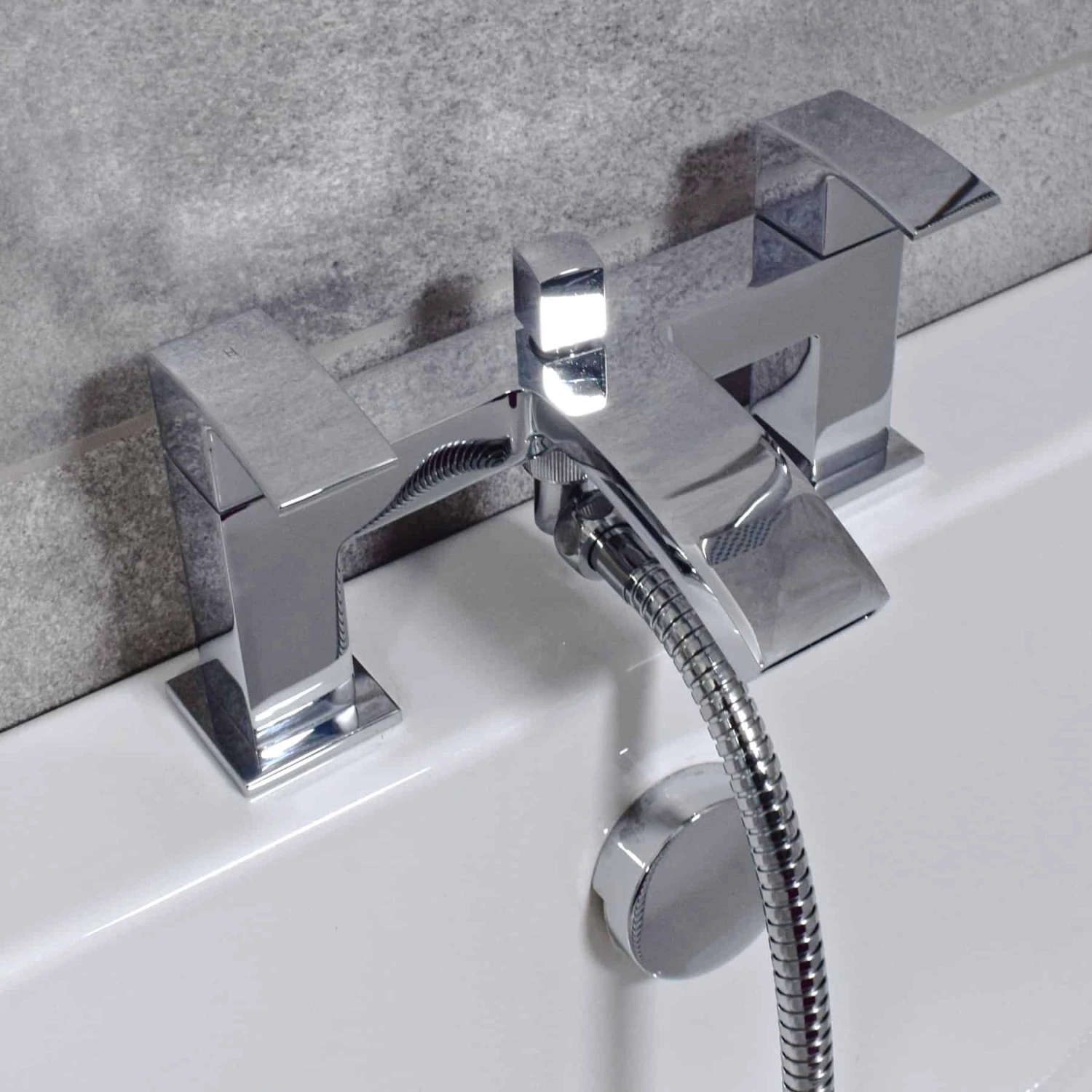 Tegan Modern Curved Bath Shower Mixer & Basin Mono Mixer Tap + Wastes 6 Tegan Modern Curved Bath Shower Mixer & Basin Mono Mixer Tap + Wastes - Image 4